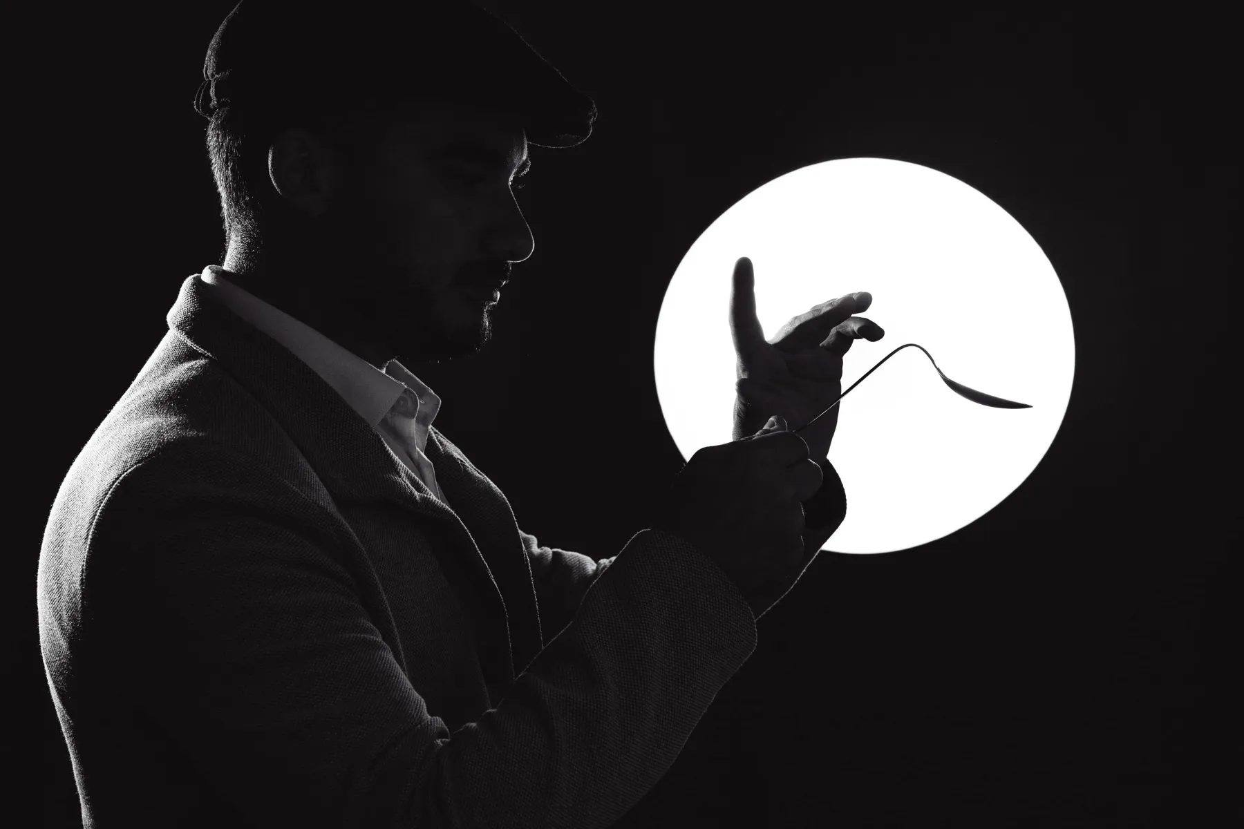 Ariel Hamui doblando una cuchara frente a la luna